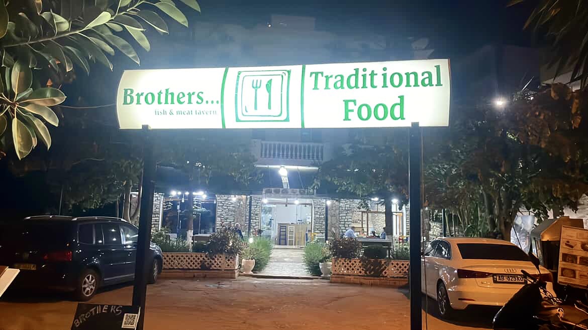 Restorant Brothers në Sarandë kërkon të punësojë Hostes