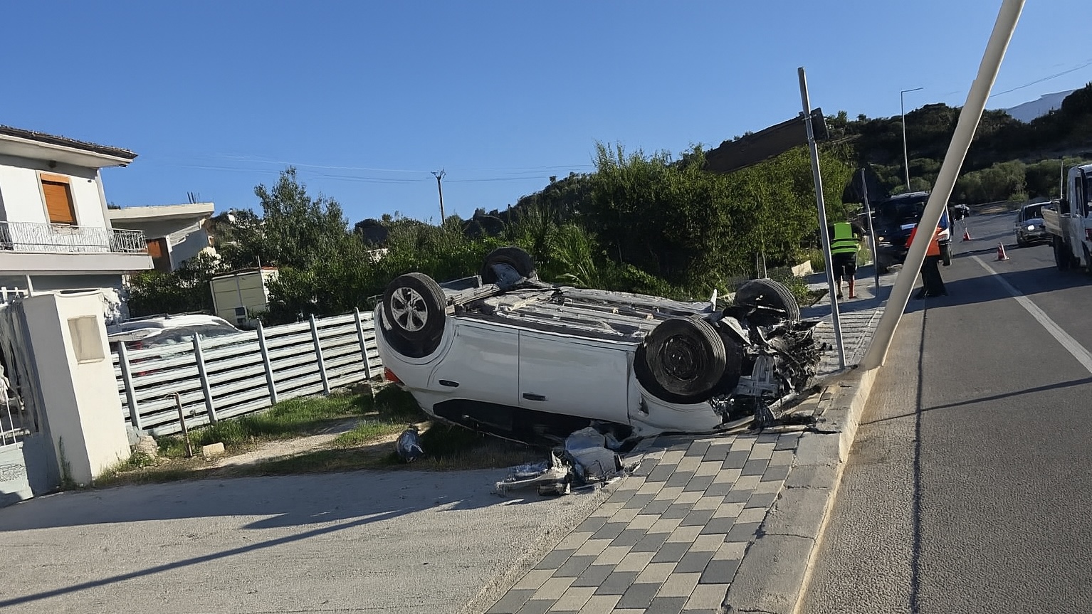 Sarandë: Aksident në mesnatë, mjeti del nga rruga, plagoset drejtuesi 22-vjeçar