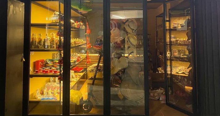 Dyqan suveniresh pranë Portit kërkon të punësojë Shitëse