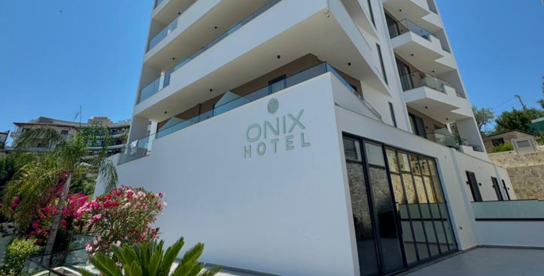 Hotel ONIX në Ksamil kërkon Punonjëse Pastrimi