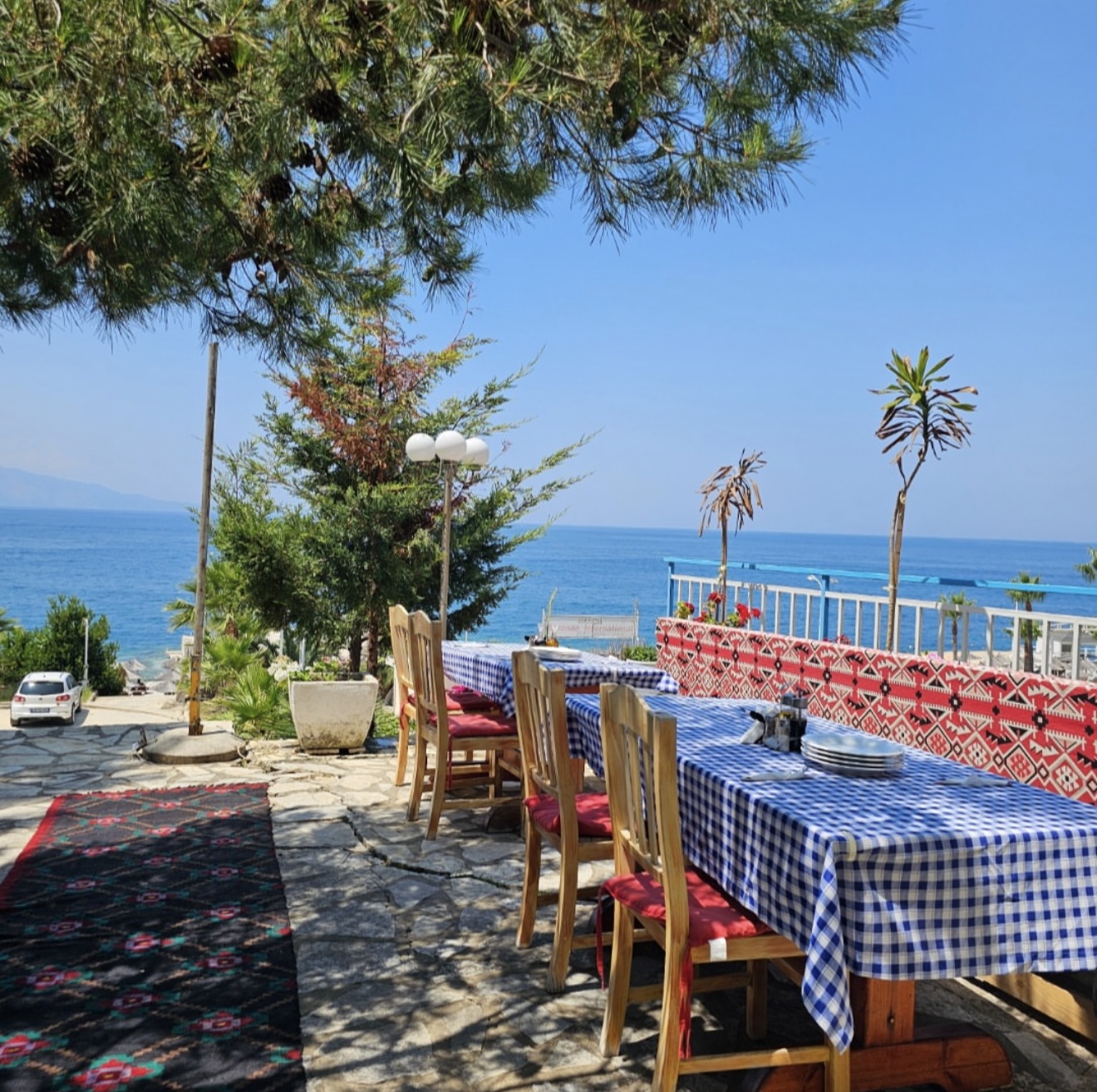 Restorant Sophra në Sarandë kërkon të punësojë Kamarier dhe Ndihmës Kamarier