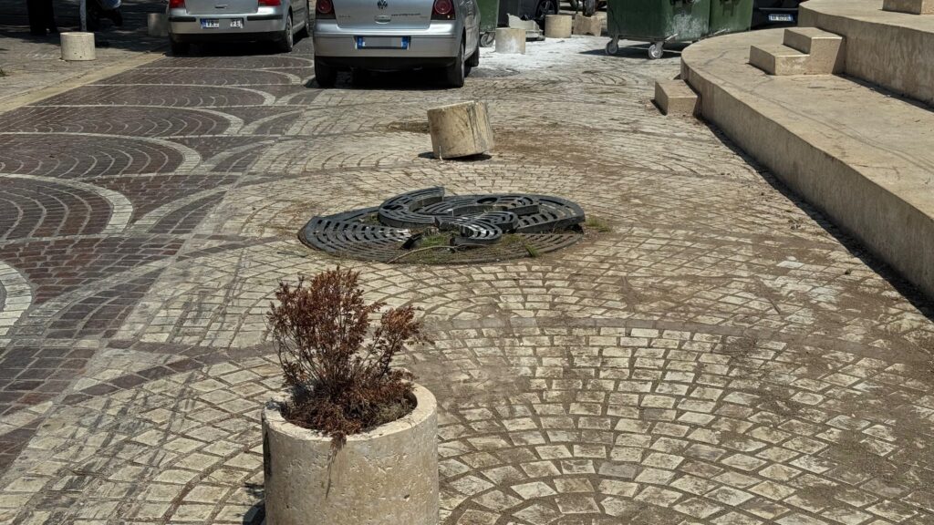 Makina përplaset me 3 pemë te piramida në qendër të Sarandës