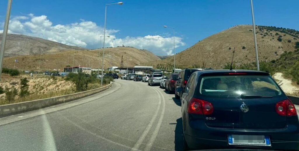 Radhë të gjata në Qafë Botë pas arrestimit të 14 doganierëve grekë në Mavromati