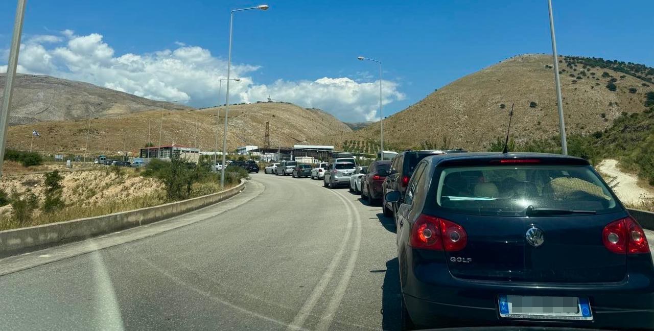 Radhë të gjata në Qafë Botë pas arrestimit të 14 doganierëve grekë