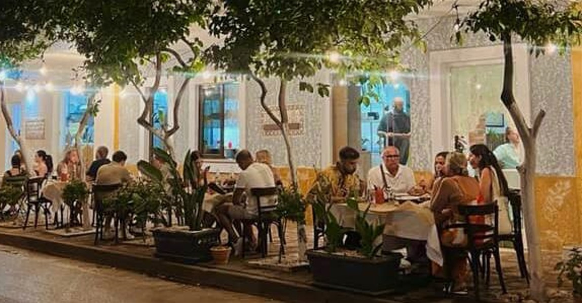 &#8220;The Nomad&#8221; Taverna kërkon Kamarier/e dhe Ndihmës Kamarier/e. Punësim vjetor
