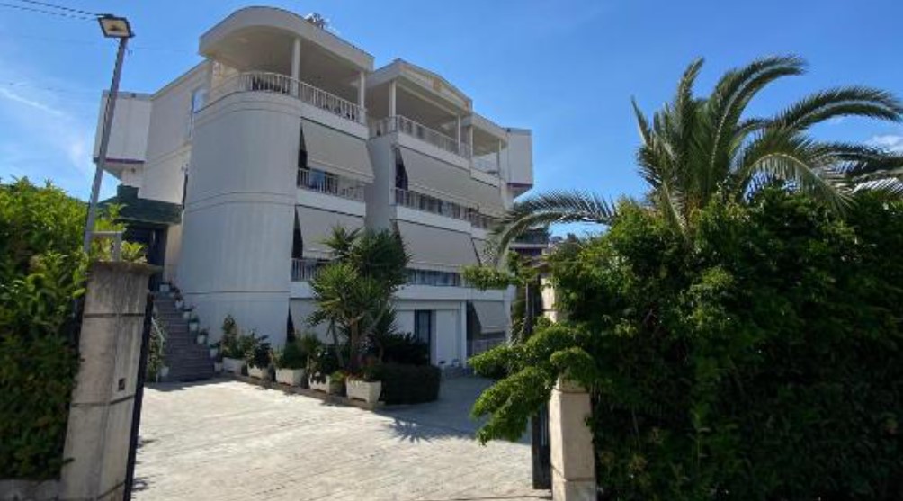 Vila Marjana në Sarandë kërkon të punësojë Sanitare
