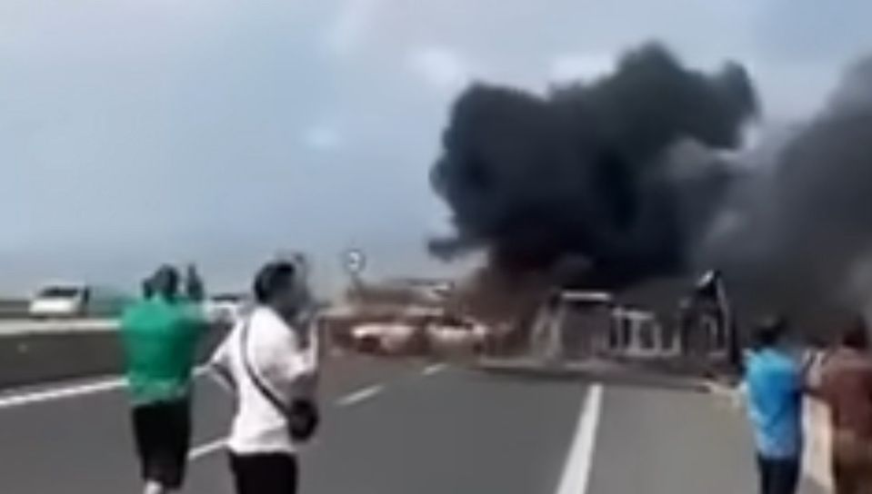Automjeti merr flakë pas goditjes nga kamioni, humbin jetën 3 shqiptarë &#8211; VIDEO