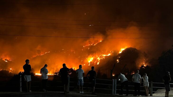 Delvina në flakë Natë ferri dhe përballje me zjarri ne delvine