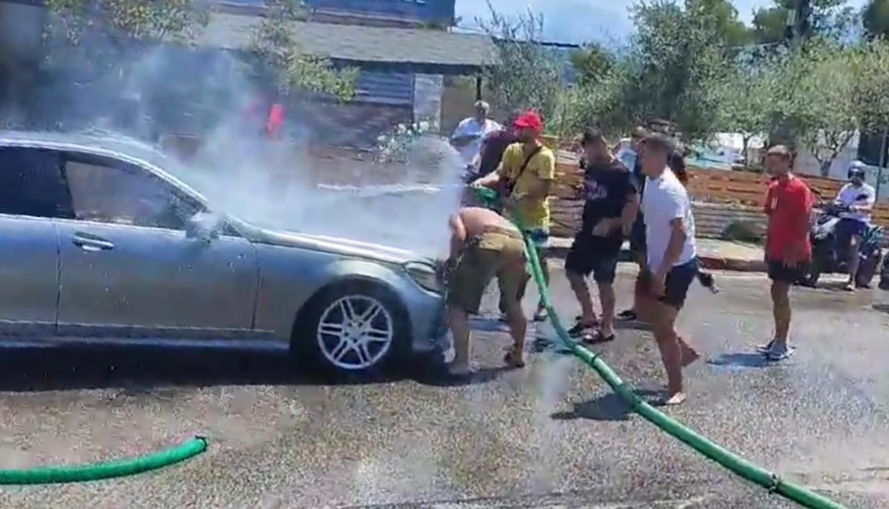 Mori flakë në ecje, mjeti shpëton nga djegia falë autobotëve të ujit &#8211; VIDEO