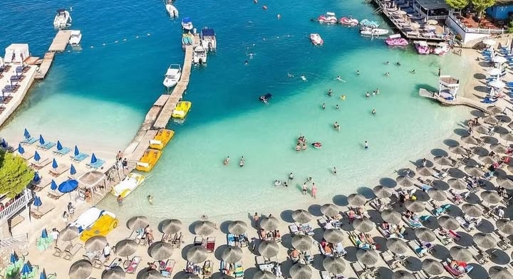 Restorant Bora Bora në Ksamil kërkon Kamarier Restoranti. Ofrohet akomodim