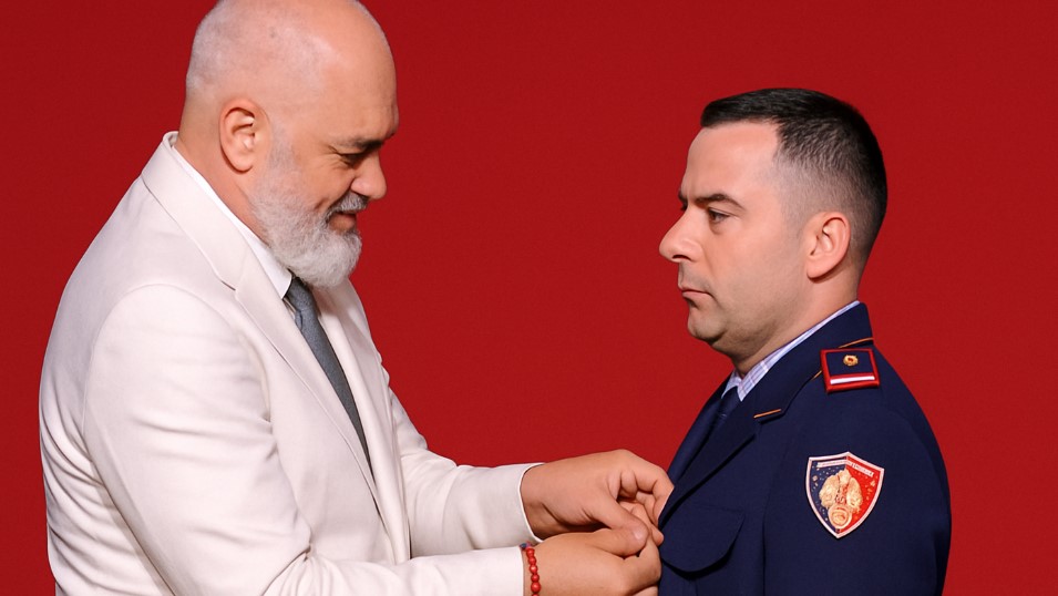 Nënkomisar Eridion Lame nderohet me “Medaljen e Argjendit” për betejën me zjarret në Delvinë