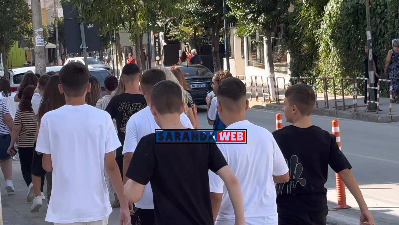 Mësuesit tentojnë të thyejnë protestën, futën 4 nxënës dhe filluan mësimin &#8211; VIDEO