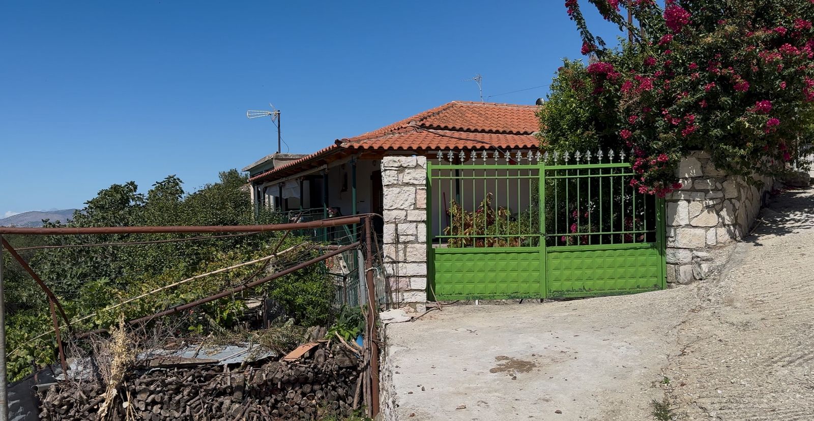 Grabiten dhe dhunohen në banesë dy të moshuar në Finiq