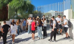 Prindër dhe nxënës protestë në Shkollën “Adem Sheme” në Sarandë, JO klasave me 38 nxënës.