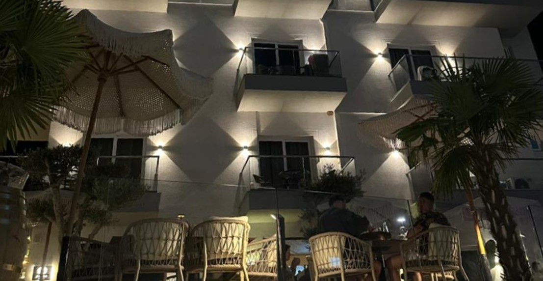 Avenue Hotel &#038; Suites kërkon Recepsionist/e dhe Kamarier/e. Ofrohet akomodim