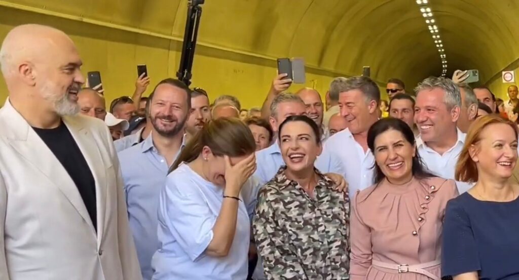 Këngë për Belinda Balluku, Damian Gjiknuri dhe Edi Rama në inaugurimin e Tunelit të Skërficës