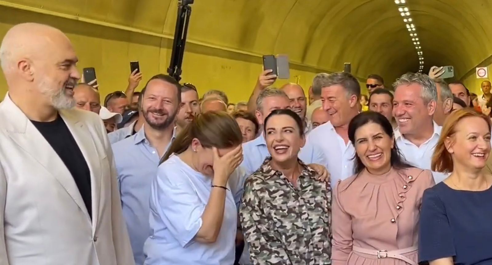 Grupi polifonik këngë për Belinda Balluku, Damian Gjiknuri dhe Edi Rama – VIDEO