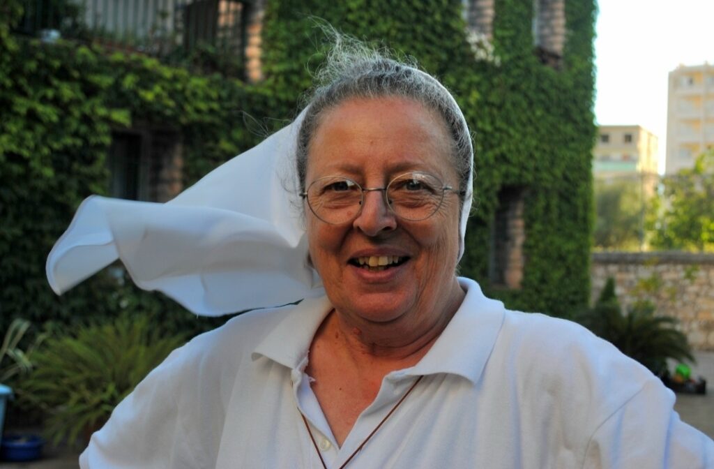 Saranda nderon Motër Danielën: Parku i Fëmijëve në Lagjen Nr. 4 do të mbajë emrin e saj
Një vendim i Këshillit Bashkiak të Sarandës ka sjellë emocion dhe mirënjohje të thellë në qytet: parku i fëmijëve në Lagjen nr. 4 do të mbajë emrin e Motër Danielës – Daniela Silvestrini, një figurë që la gjurmë të pashlyeshme në jetën sociale e humane të komunitetit sarandiot.