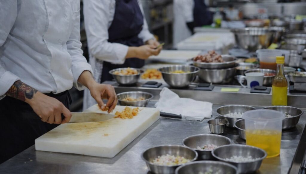 Restorant në Sarandë kërkon Kuzhiniere, Ndihmës Kuzhiniere dhe Punonjëse për sallata