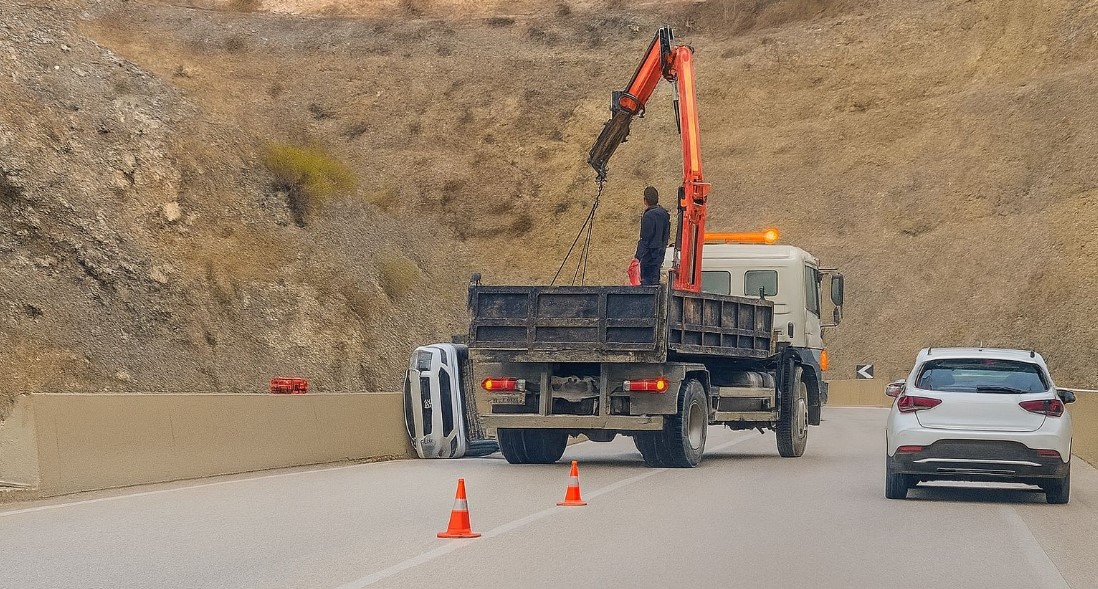 Aksident në rrugën Kardhiq–Delvinë, automjeti përmbyset te &#8220;kthesa e Senicës&#8221;