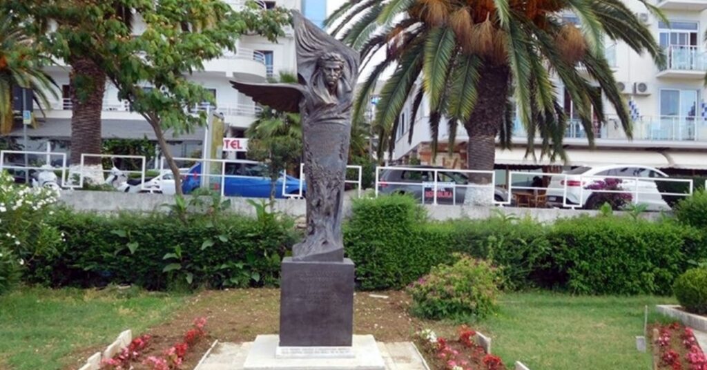 Bilal Xhaferi – 90 vjet nga lindja e Nderit të Kombit dhe poetit të Çamërisë Më 2 nëntor 1935, në fshatin Ninat të Konispolit, lindi poeti dhe shkrimtari çam Bilal Xhaferi – një nga zërat më të fuqishëm të letërsisë shqiptare, që i dha shpirt kauzës së Çamërisë dhe e ngriti dhimbjen në art.