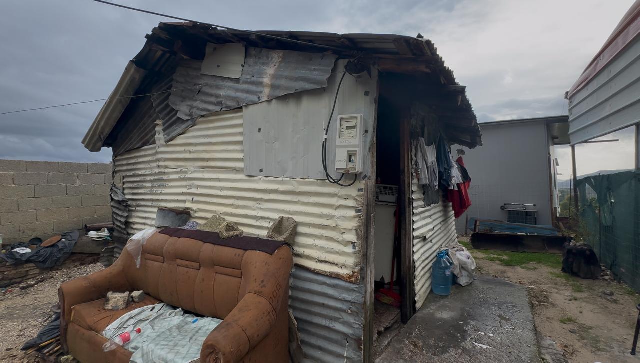 E moshuara dhe djali i sëmurë në Delvinë jetojnë në një kasolle, OSHEE u ka prerë dritat &#8211; VIDEO