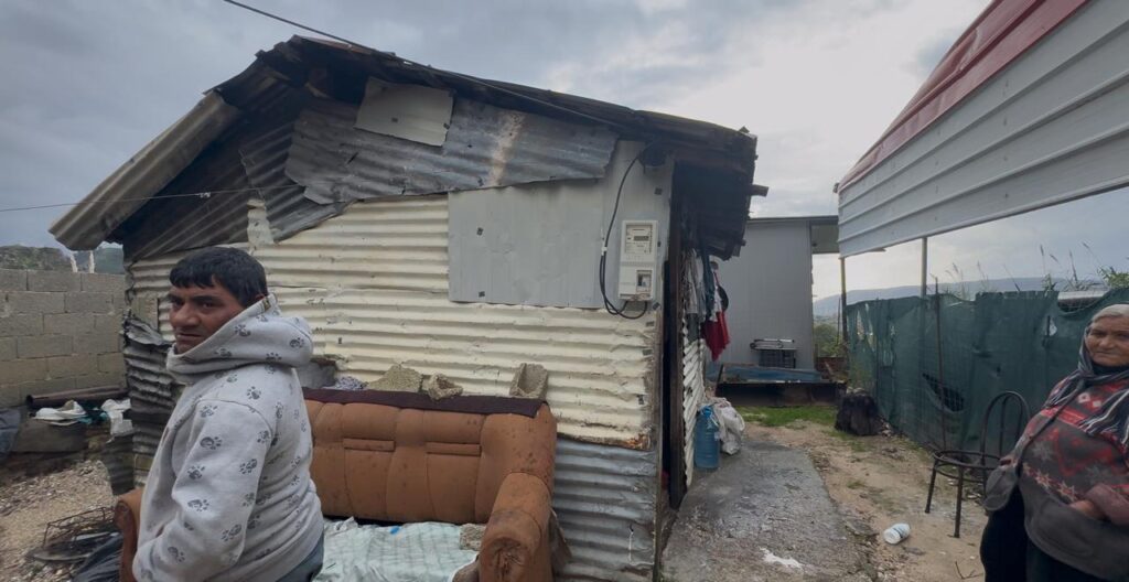 Jetojmë si qeni - Nënë e bir në Delvinë jetojnë një kasolle dhe pa drita