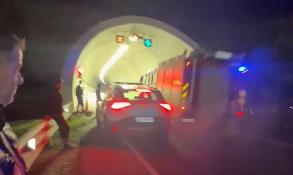 Digjet një automjet në tunelin e Skërficës, në rrugën Kardhiq - Delvinë