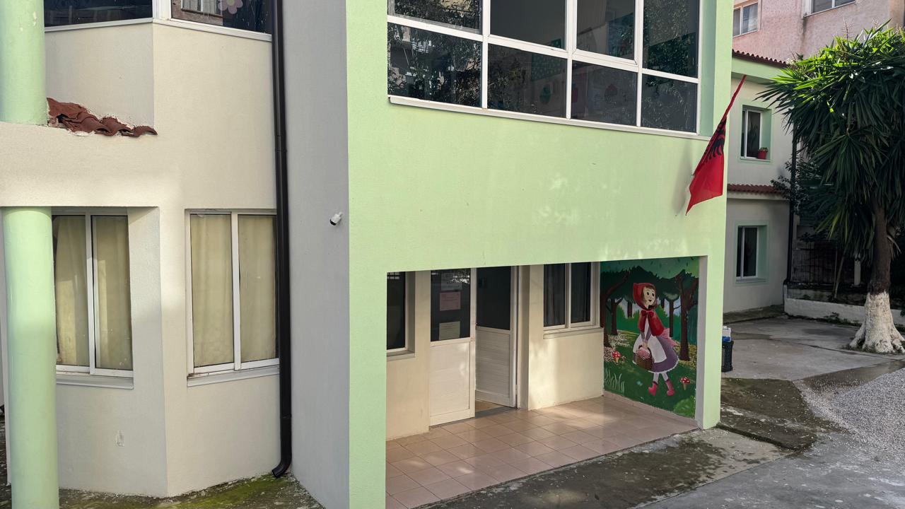 Prindër të fëmijëve në kopshte dhe shkolla të alarmuar: Në Sarandë ka rënë morri