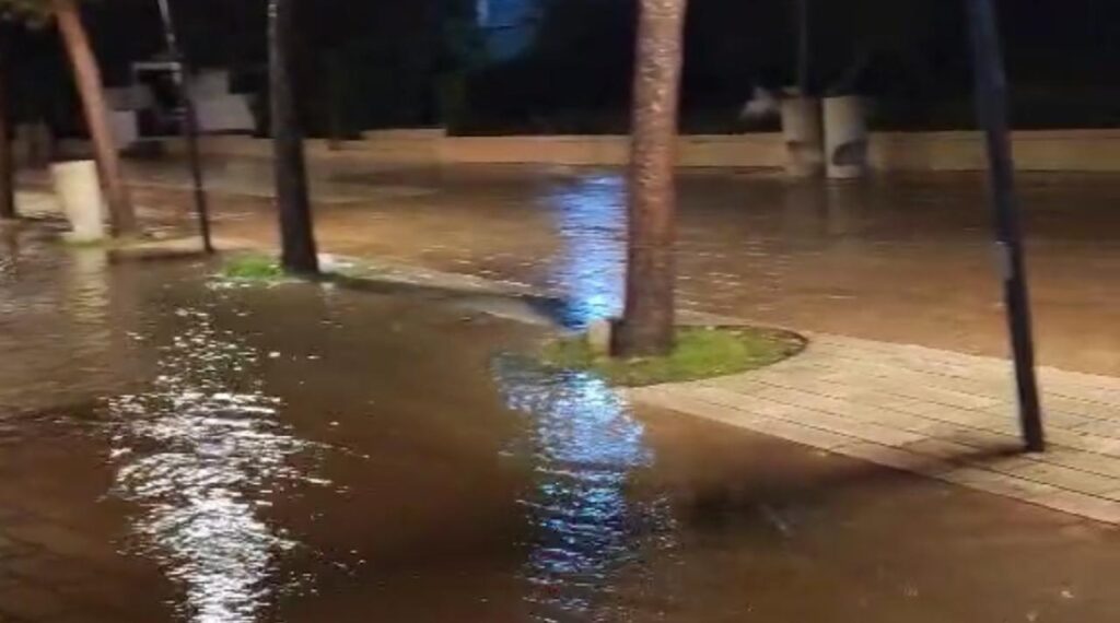 Saranda përmbytet sërish Ujërat e zeza dhe të bardha pushtojnë shëtitoren pas vetëm 15 minutash shi