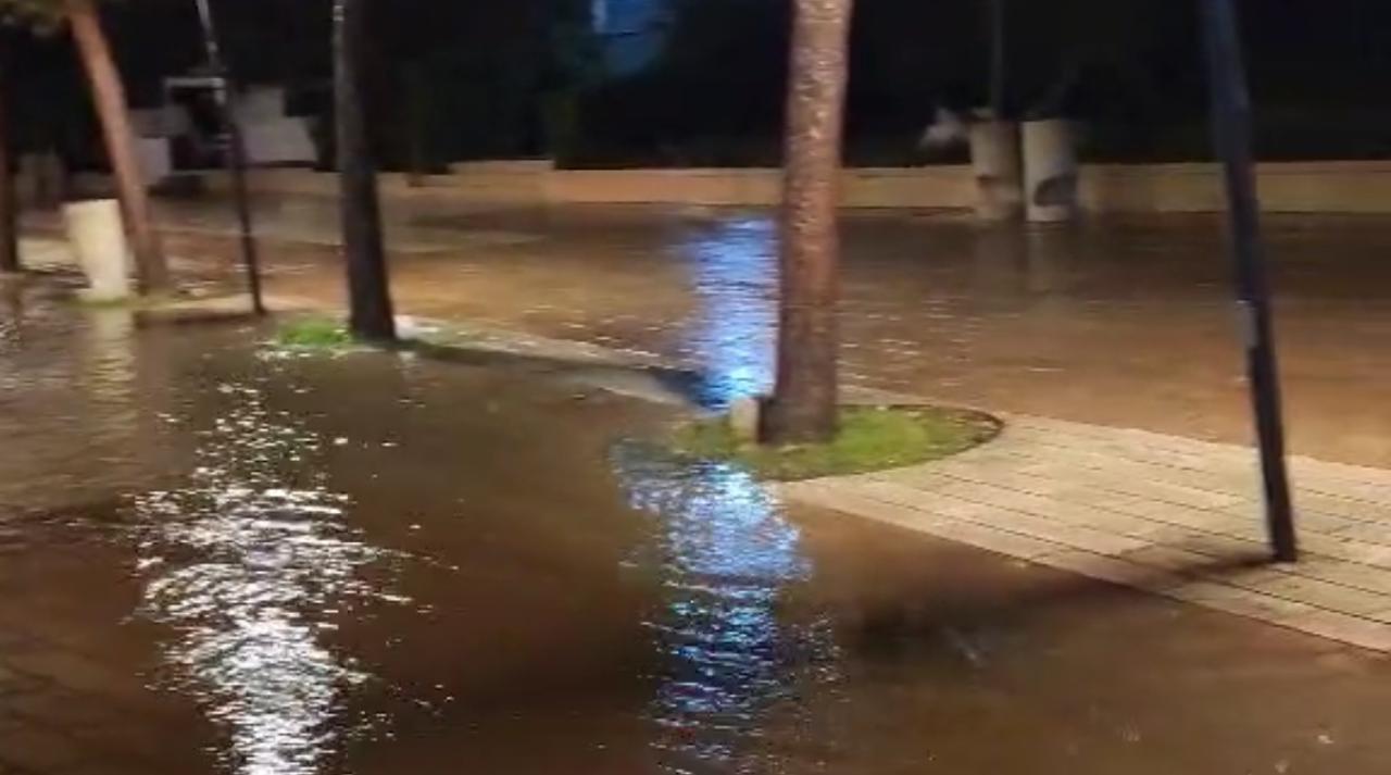 Saranda përmbytet sërish: Ujërat e zeza dhe të bardha pushtojnë Shëtitoren pas vetëm 15 minutash shi