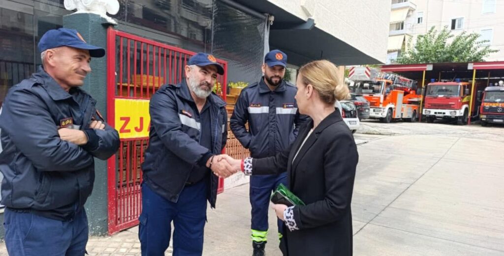 Prefektja e Qarkut Evis Allushi zhvillon vizitë prezantuese në Sarandë – takim me zjarrfikësit dhe drejtuesit lokalë