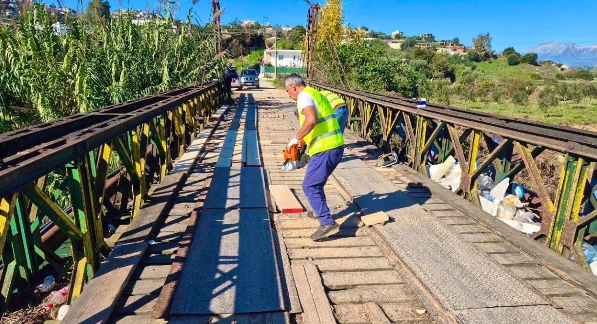 Reagim i shpejtë i institucioneve: Ura në Metoq riparohet pas denoncimit në Saranda Web
