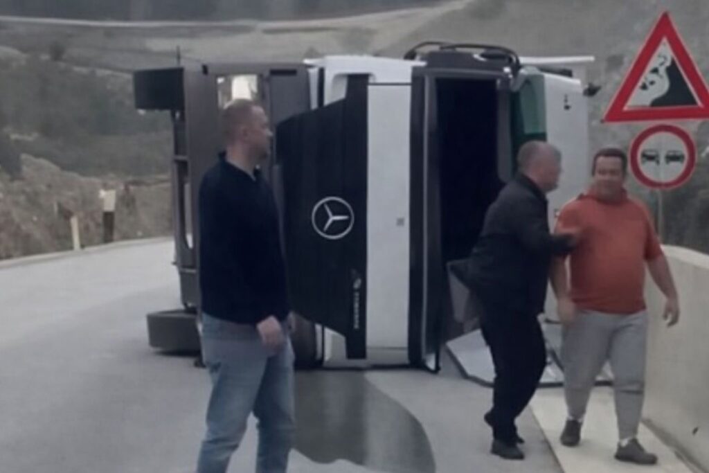 Aksident i rëndë pranë tunelit të Skërficës, përmbyset një maune