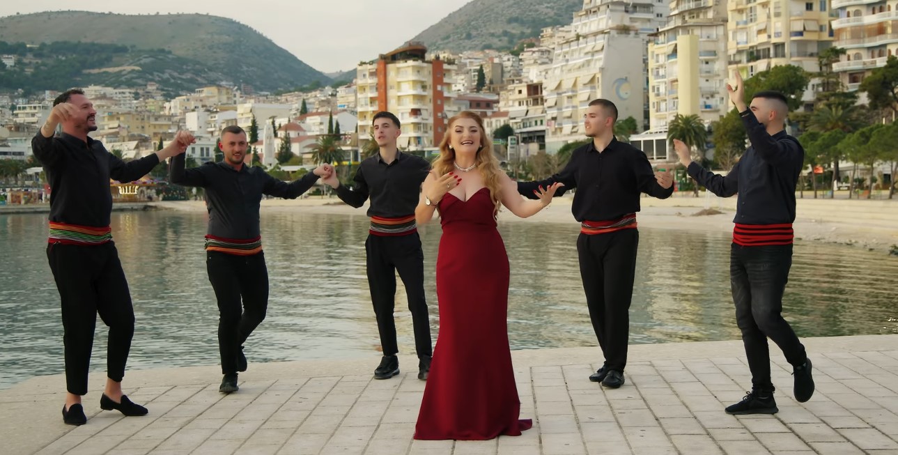 Behije Dida – Moj kutia flori larë | Këngëtarja sarandjote sjell këngën e saj më të re