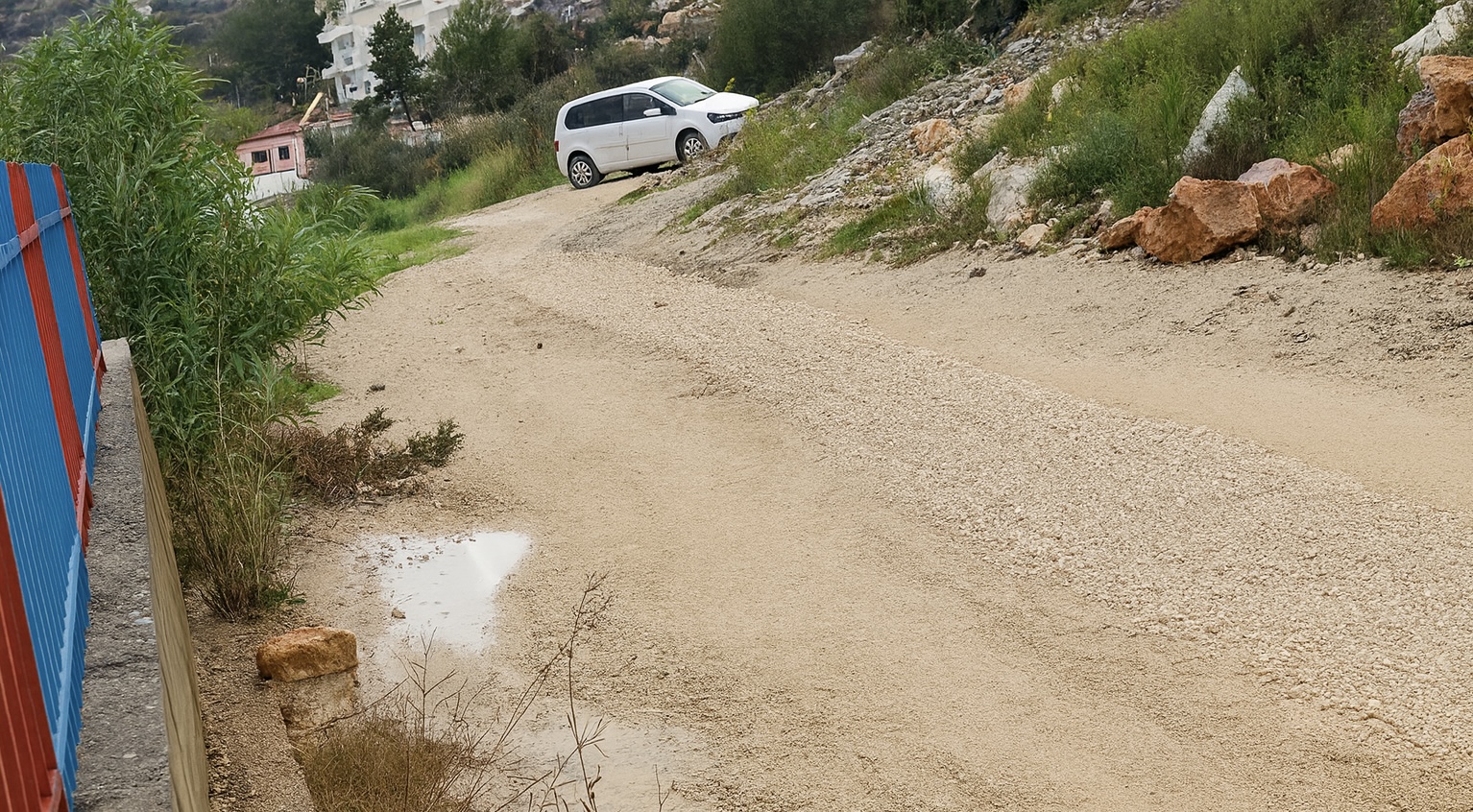 Reagim i menjëhershëm pas denoncimit në Saranda Web: Rruga te kopshti mbushet me inerte për ta bërë të kalueshme