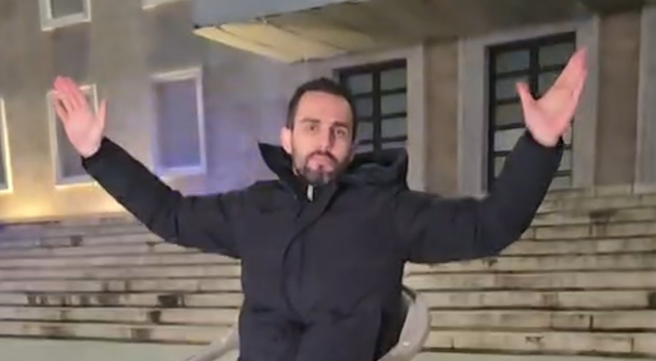 Adriatik Lapaj nis protestën pa kthim përballë Kryeministrisë! &#8211; “E nisa i vetëm, bashkohuni!”