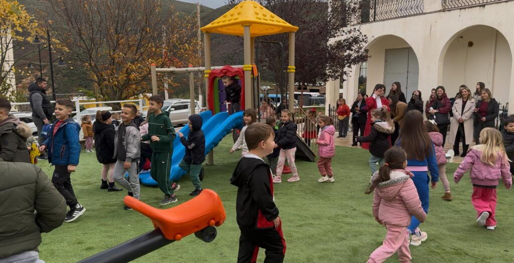 Konispol – Inaugurohet këndi i ri i lojërave, investim i Raiffeisen Invest në bashkëpunim me Bashkinë Konispol