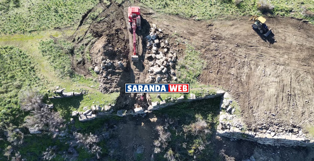 Ministria e Turizmit reagon për  ekskavatorët në Finiq: “Nuk ka gërmime të paligjshme, po kryhen punime restaurimi të miratuara”