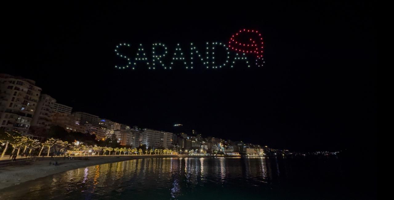 Atmosferë festive në Sarandë, qielli ndriçohet nga shfaqja me dronë – VIDEO