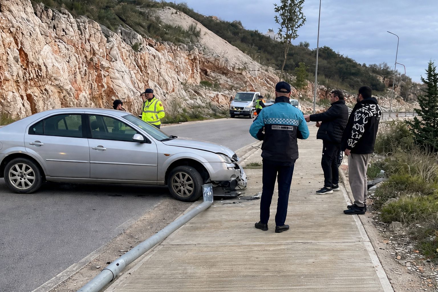 Automjeti aksidentohet duke thyer shtyllën e ndriçimit, Policia Bashkiake e gjobit për dëmin