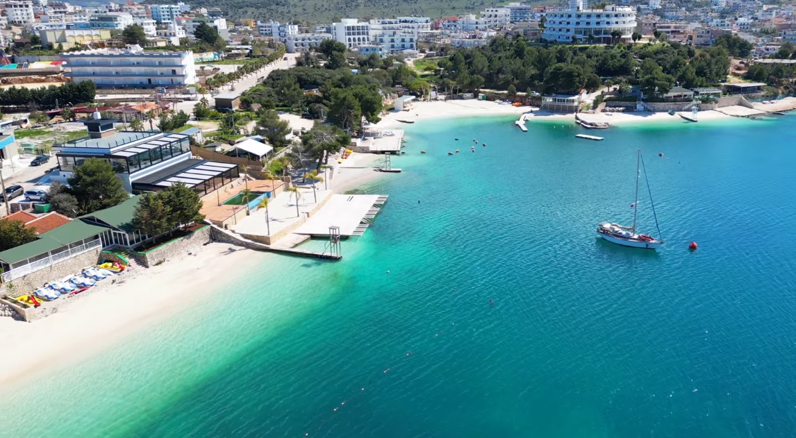 Çmime tavan për çadrat në plazhe dhe masa ndëshkuese, qeveria vendos rregulla të reja