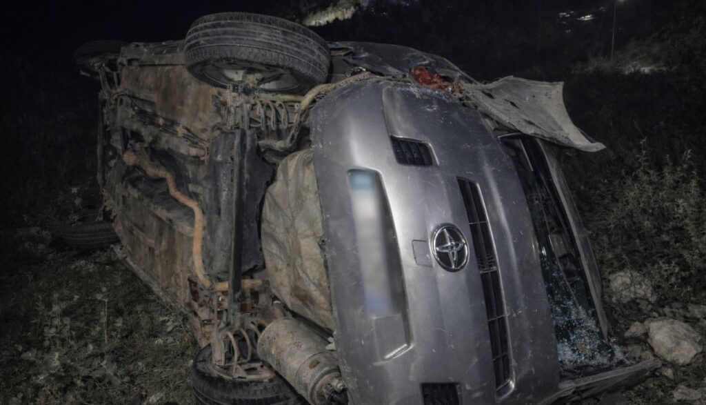 Aksident në Sarandë - automjeti del nga rruga dhe përmbyset në Sarandë, 2 të plagosur Një aksident automobilistik është regjistruar mbrëmjen e sotme në Sarandë. Ngjarja ka ndodhur në rrugën “Karl Topia”, ku një automjet ka dalë nga rruga dhe është përmbysur. Si pasojë e aksidentit kanë mbetur të plagosur lehtë dy pasagjerë, të cilët janë transportuar drejt Spitalit të Sarandës. Burime zyrtare bëjnë me dije se pas marrjes së ndihmës mjekësore, të plagosurit janë larguar për në banesë. Në vendngjarje ndodhet Policia e Qarkullimit Rrugor, e cila po kryen veprimet procedurale për dokumentimin e aksidentit.