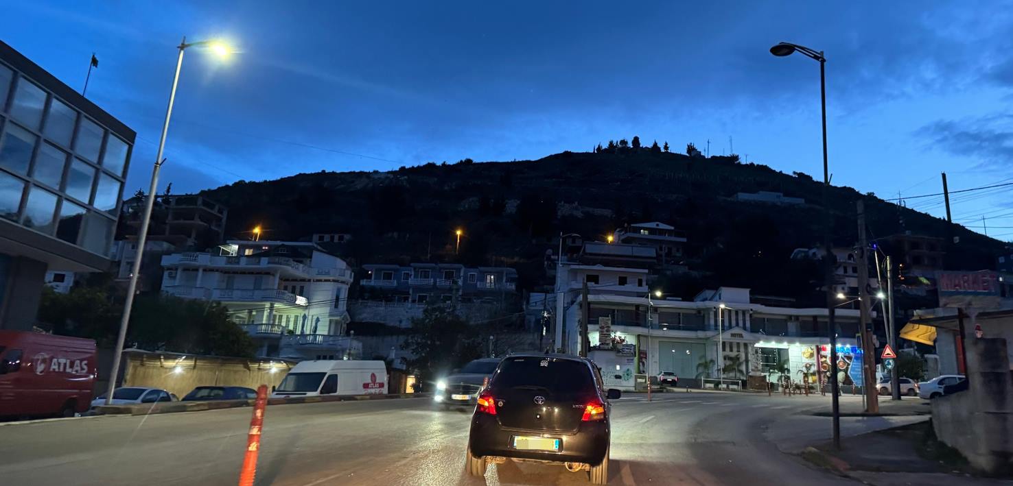Ndriçimi publik nga Ura e Gajratit deri në Sarandë, pothuajse 1/3 jashtë funksionit
