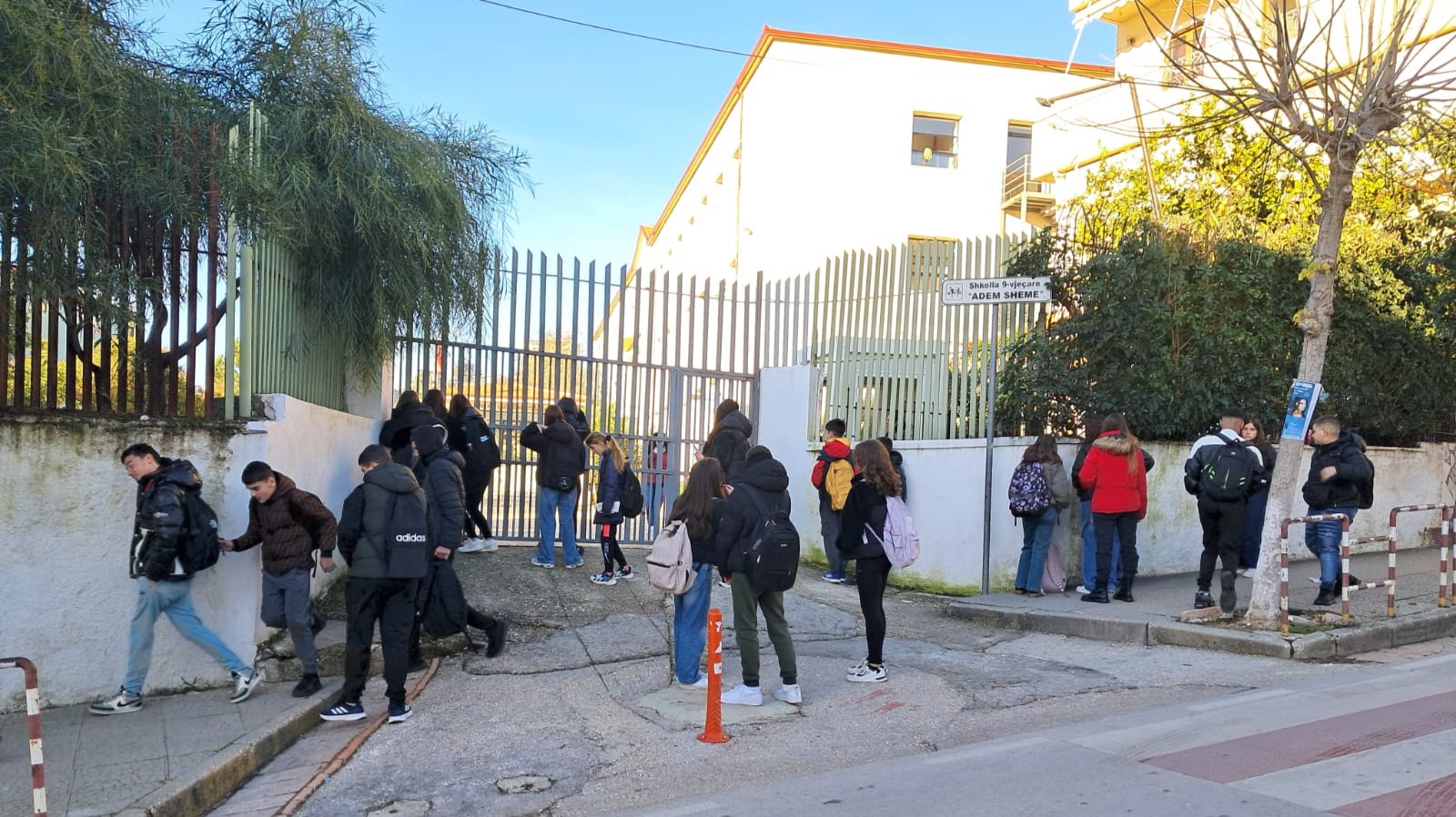 Skandal në shkollën “Aden Sheme” në Sarandë: fëmijët lihen jashtë për disa minuta vonesë