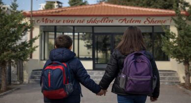 Pas publikimit në Saranda Web, dy fëmijët rikthehen pas 6 muajsh në bankat e shkollës Një ankesë e mbërritur në redaksinë e Saranda Web bëri publike historinë e dy fëmijëve që prej rreth gjashtë muajsh nuk ndiqnin shkollën, duke mbetur jashtë procesit mësimor për shkak të mosregjistrimit në shkollën “Adem Sheme”.