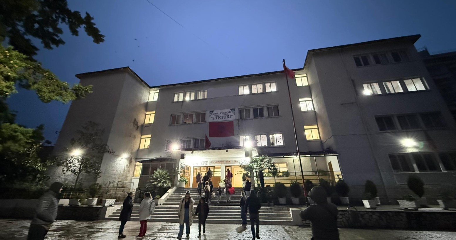 Prindërit reagojnë për zhvendosjen e nxënësve të shkollës “9 Tetori”: Vendimi u mor pa konsultim dhe pa transparencë