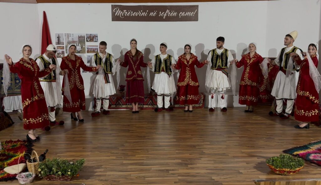 Sofra Çame shtrohet për të dytin vit radhazi në Sarandë Tradita dhe kultura çame bashkojnë të rinjtë