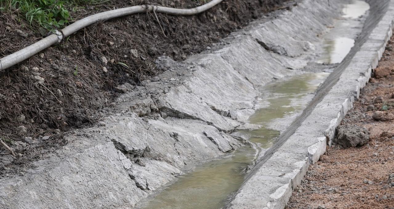 Banorët denoncojnë: Punime pa cilësi në Delvinë, betoni shembet pak orë pas shtrimit – VIDEO
