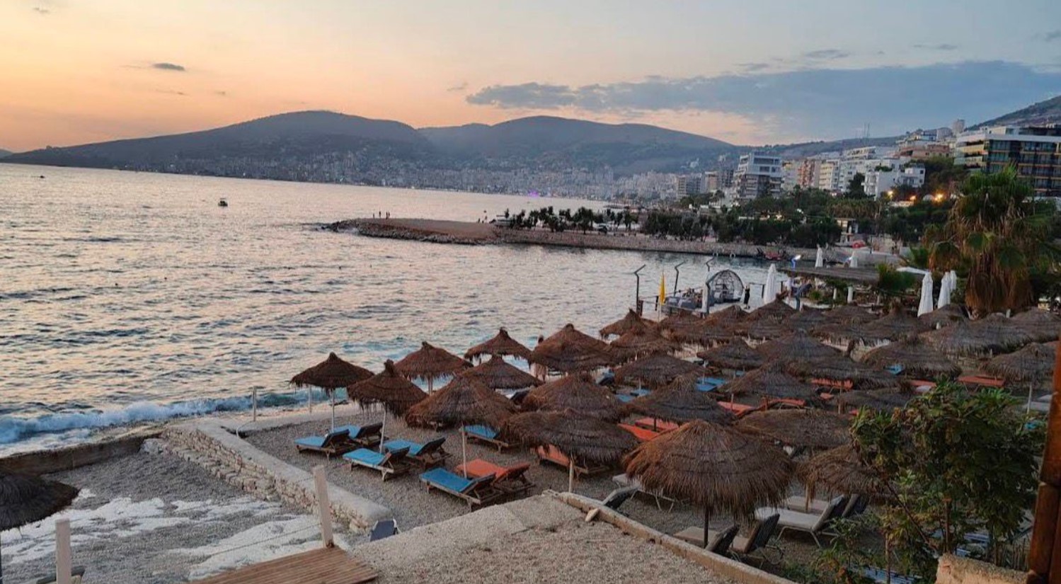 JEPET ME QIRA Ambient Beach Bar në Sarandë